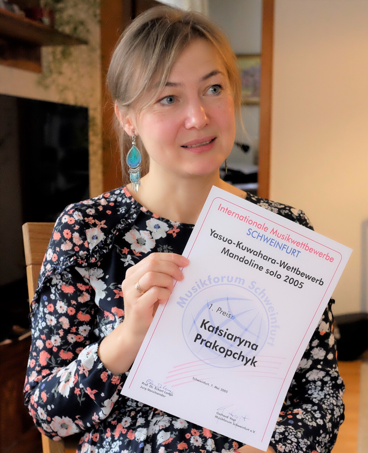 Katsia Prakopchyk mit der Urkunde des Yasuo Kuwahara Wettbewerb