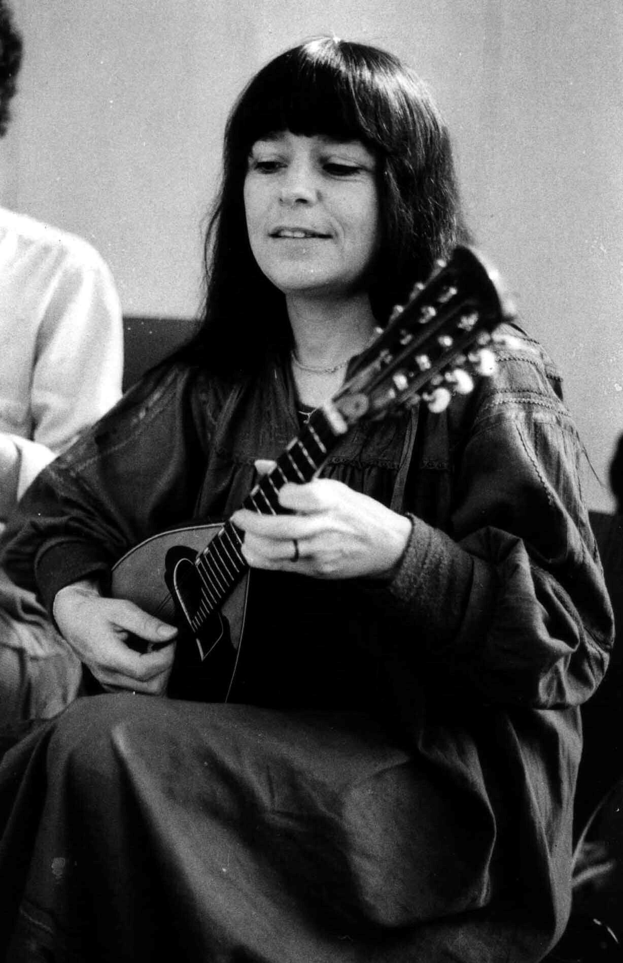 Marga Wilden-Hüsgen 1979 ©Wilden-Hüsgen, damals noch mit ihrer Herwiga Mandoline
